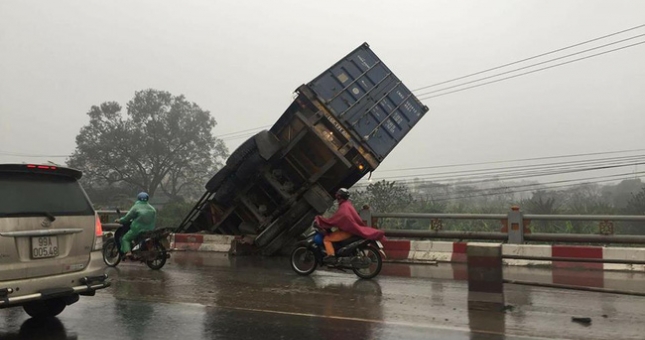 Tai nạn liên hoàn, ô tô treo lơ lửng trên cầu Thanh Trì