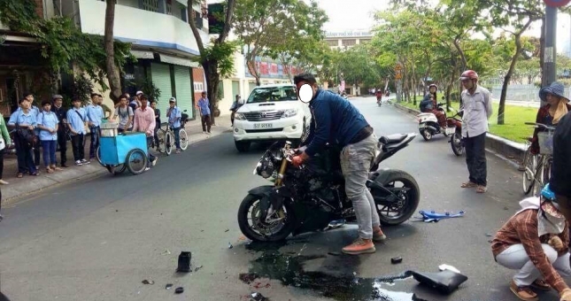 Sài Gòn:BMW S1000RR bung bét sau tai nạn vì phóng bạt mạng