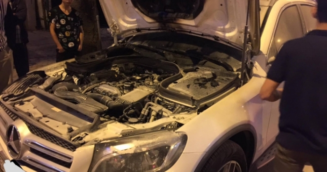 Video: Mercedes-Benz GLC bất ngờ bốc cháy động cơ tại Hà Nội