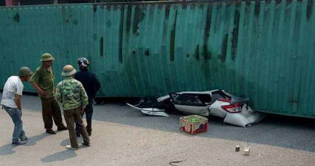 Nam Định: Xe container lật ngang, đè nát Toyota Yaris
