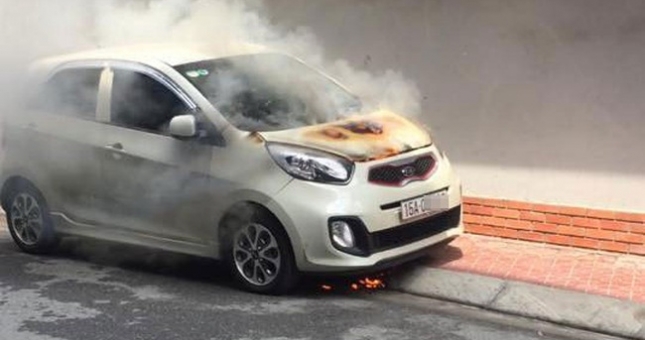 Hải Phòng: Kia Morning đang đỗ bất ngờ bốc cháy