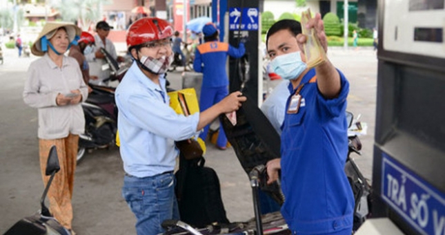 Sao dân phải chịu trách nhiệm 'gánh' thêm 8000đ thuế xăng?