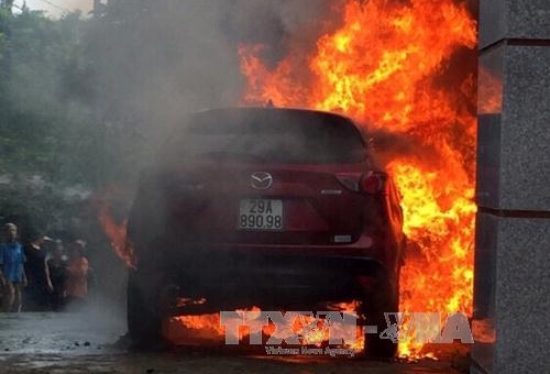 Video: Xe Mazda CX-5 biển Hà Nội bốc cháy ngùn ngụt