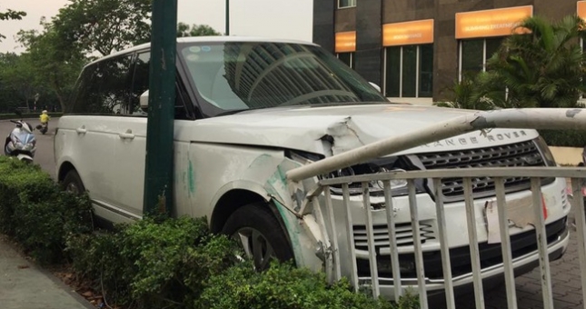Hà Nội:Range Rover Autobiography 8 tỷ tai nạn nát bét 'đầu' 