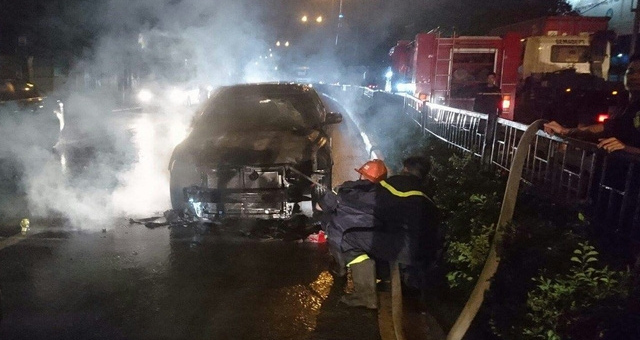 Xe Toyota Camry bất ngờ bốc cháy khi đang lưu thông