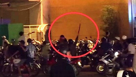 Clip: GrabBike hỗn chiến xe ôm,cảnh sát phải nổ súng trấn áp