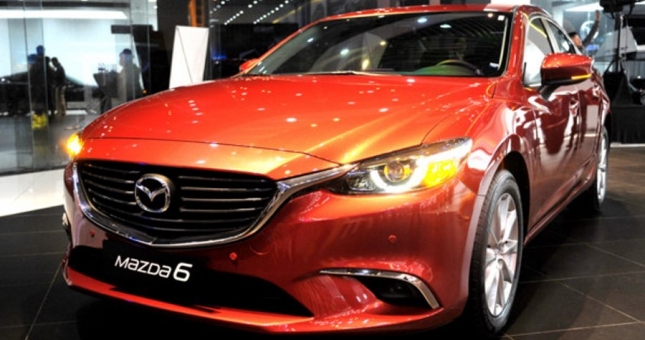 Mazda6 giảm giá 2 lần/tháng, Camry xuống giá hơn 100 triệu