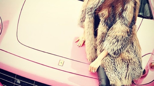 Vợ tỷ phú Hồng Kông lả lơi bên siêu xe 