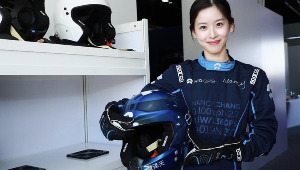 Hot girl 'trà sữa' lái thử siêu xe 1.341 mã lực