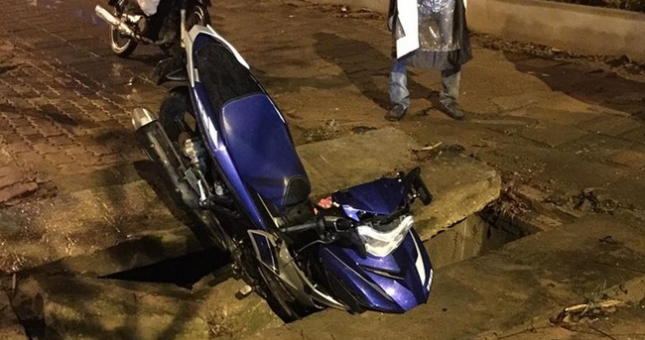 Hà Nội: Yamaha Exciter 150 cắm đầu xuống cống trên vỉa hè