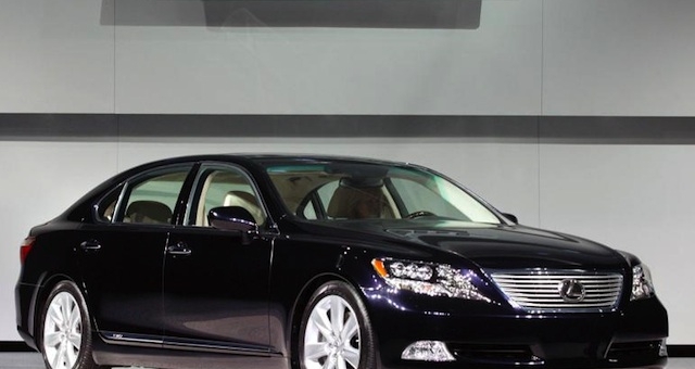 Xe sang Lexus giảm 200 triệu, Volkswagen giảm 260 triệu