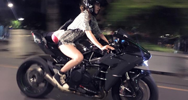 Chân dài lái mô tô Kawasaki hơn 1 tỷ đồng trên phố đi bộ