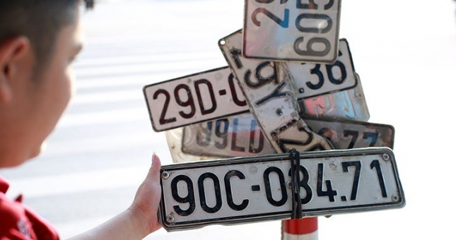 Sau mưa bão, Hà Nội có thêm nghề chuộc biển số xe