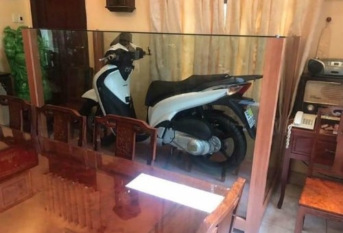 Honda SH biển 'ngũ quý' 9 cất trong tủ kính tại Việt Nam