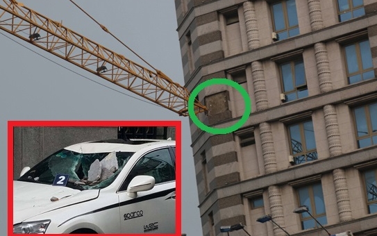 Sài Gòn: Cần cẩu đập vào tòa cao ốc, đá rơi đè nát đầu ô tô