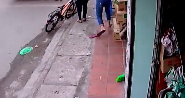 Em bé thoát chết thần kỳ ngay dưới bánh xe tải trọng lớn