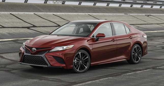 Toyota ra mắt Camry 2018: Giá từ 476 triệu