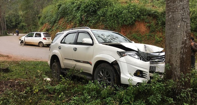 Toyota Fortuner vẫn không bung túi khí dù bị đâm nát đầu