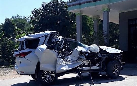 Toyota Fortuner 2017 lại bẹp rúm sau tai nạn