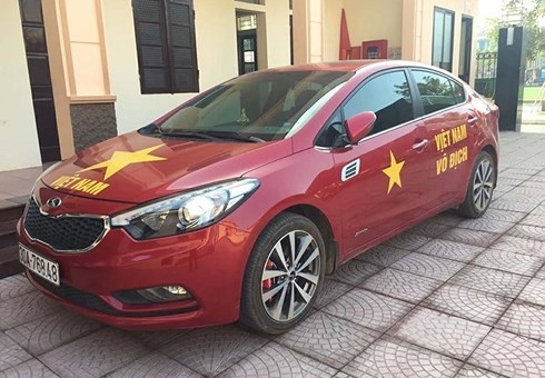 Cách bóc decal cổ vũ U23 Việt Nam trên xe máy, ô tô