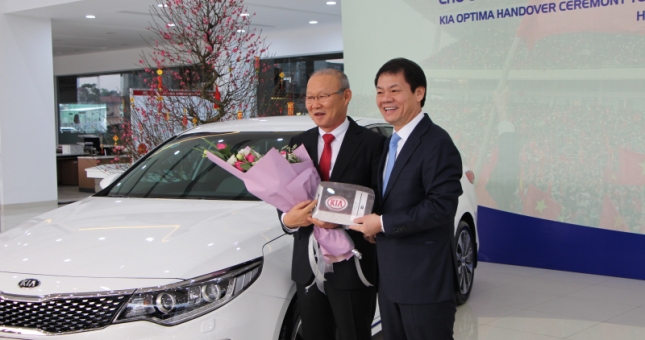 HLV Park Hang-seo chính thức nhận quà tặng ô tô KIA