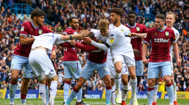 Hỗn chiến tại giải Hạng nhất Anh vì bàn thắng gây tranh cãi