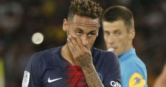 Neymar chính thức bị cấm thi đấu vì đánh cổ động viên