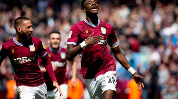 Ngược dòng kịch tính, Aston Villa tiến gần vé thăng hạng