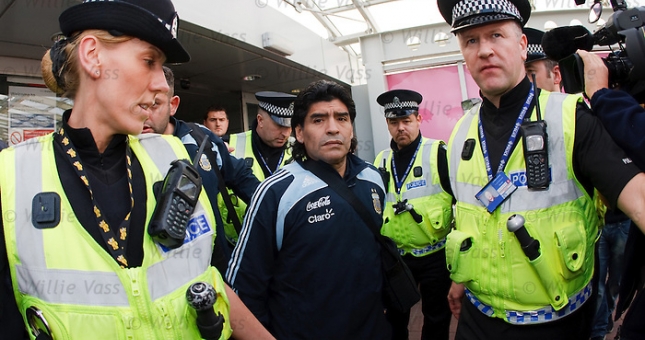 NÓNG: 'Cậu bé vàng' Maradona bị bắt giữ