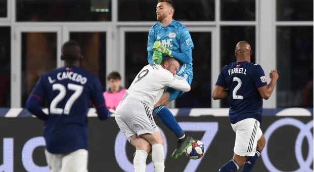 VIDEO: Rooney bị phạm lỗi kinh hoàng tại giải Nhà nghề Mỹ