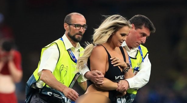 Fan Liverpool: 'Tôi bất ngờ khi cô ấy kéo váy lên'