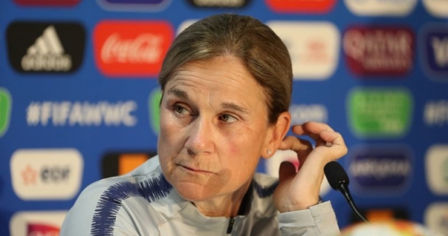 HLV Mỹ: 'Việc gì chúng tôi phải xin lỗi nữ Thái Lan'