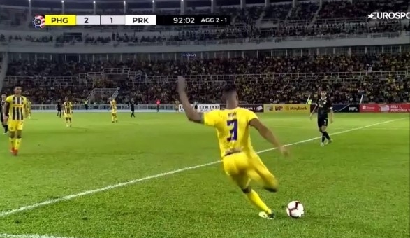 Cựu sao Ngoại hạng Anh lập siêu phẩm khó tin tại giải Malaysia