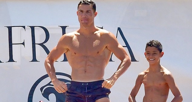 Ronaldo và con trai khoe cơ bắp cuồn cuộn trên du thuyền