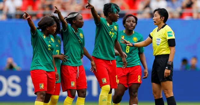 Bỏ dở trận đấu như V.League, Cameroon nguy cơ nhận án phạt từ FIFA