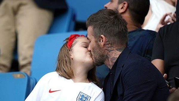 'Khóa môi' con gái trên khán đài, Beckham hứng chịu 'cơn mưa gạch đá'
