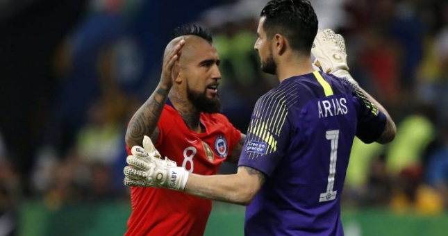 Thủ môn Chile bị dọa giết sau sai lầm tại bán kết Copa America
