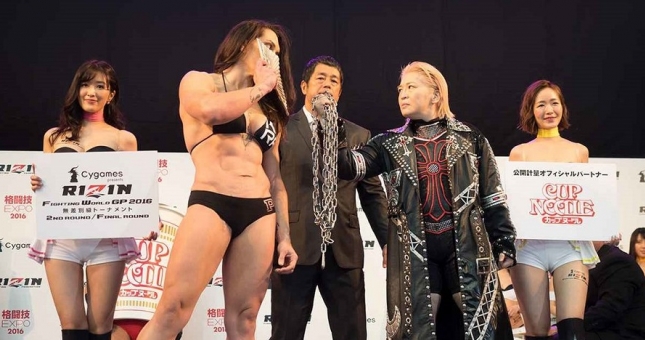 VIDEO: Bà lão 50 tuổi bị đấm gục trên võ đài