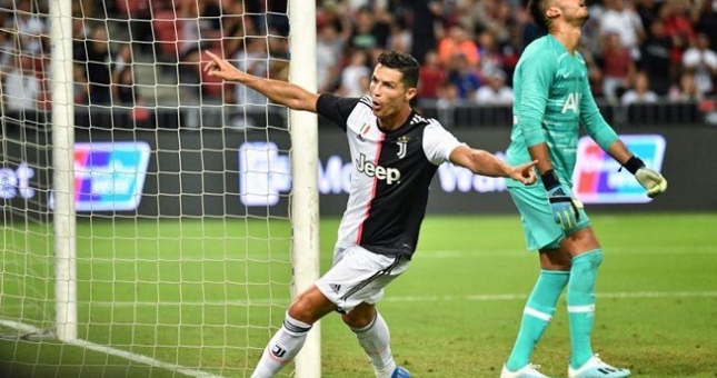 'Xé lưới' Tottenham, Ronaldo chính thức đi vào lịch sử trên đất Đông Nam Á