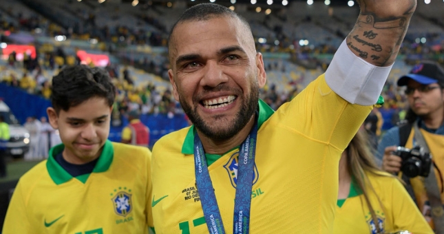 NÓNG: Dani Alves chính thức có bến đỗ mới