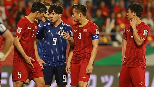 VIDEO: Chân sút từng hạ Việt Nam bỏ lỡ cơ hội ghi bàn vào lưới Real Madrid