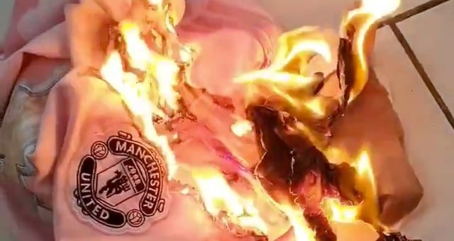 Thất vọng tột độ, CĐV MU đốt áo đấu khi TTCN đóng cửa