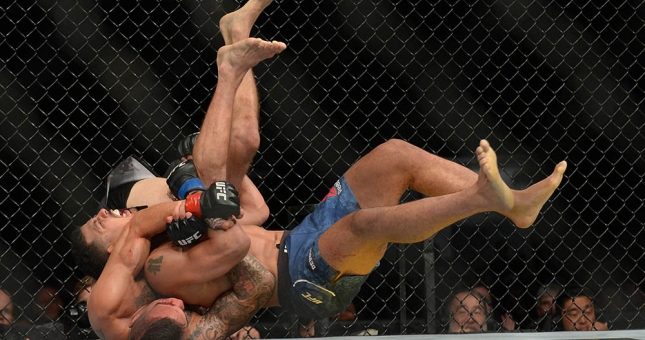 VIDEO: Võ sĩ tung độc chiêu 'lấy thịt đè người' hạ gục đối thủ