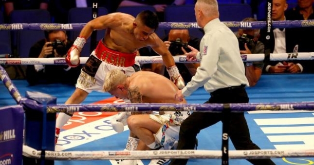 LẠ LÙNG: Võ sĩ vô địch thế giới dù bị đấm 'tối tăm mặt mũi'