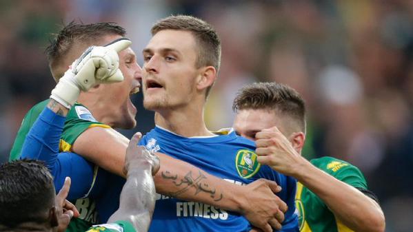 VIDEO: Lên tham gia tấn công, thủ môn lập siêu phẩm 'bọ cạp'