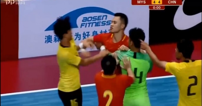 Cầu thủ Malaysia và Trung Quốc lao vào ẩu đả, đánh nhau trên sân