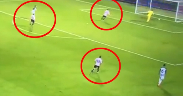 VIDEO: Thủ môn tự đốt lưới nhà vì sợ đối thủ cướp bóng