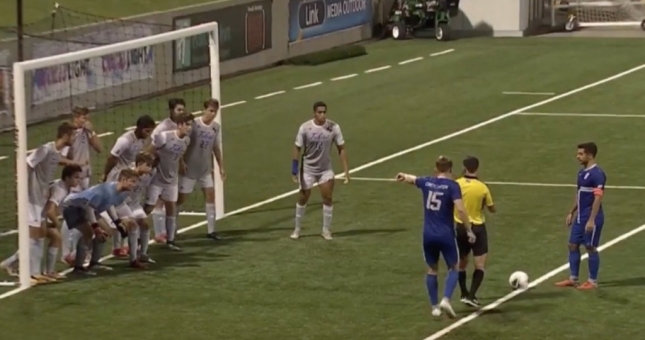 VIDEO: Dàn 11 cầu thủ trước khung thành vẫn bị sút tung lưới