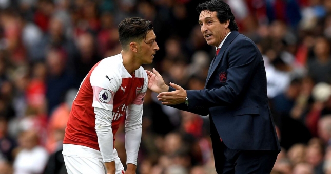 HLV Emery: 'Ozil không xứng đáng có mặt trong đội hình Arsenal'
