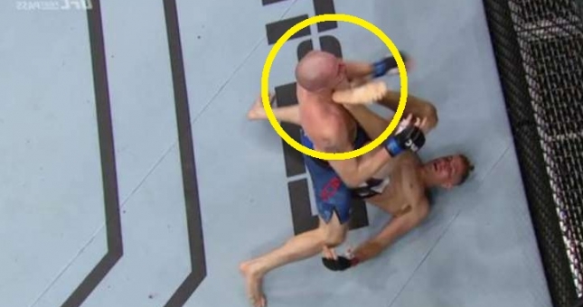 VIDEO: Ngã ngửa xuống sàn, võ sĩ tung 'độc chiêu' hạ knock-out đối thủ